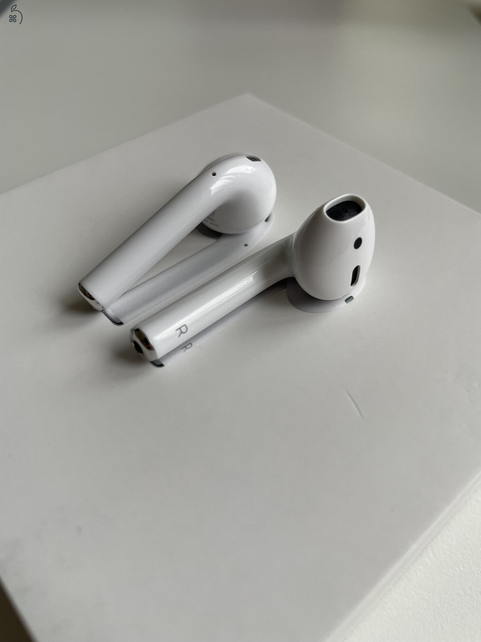 AirPods Lightning töltőtokkal (2. generáció)