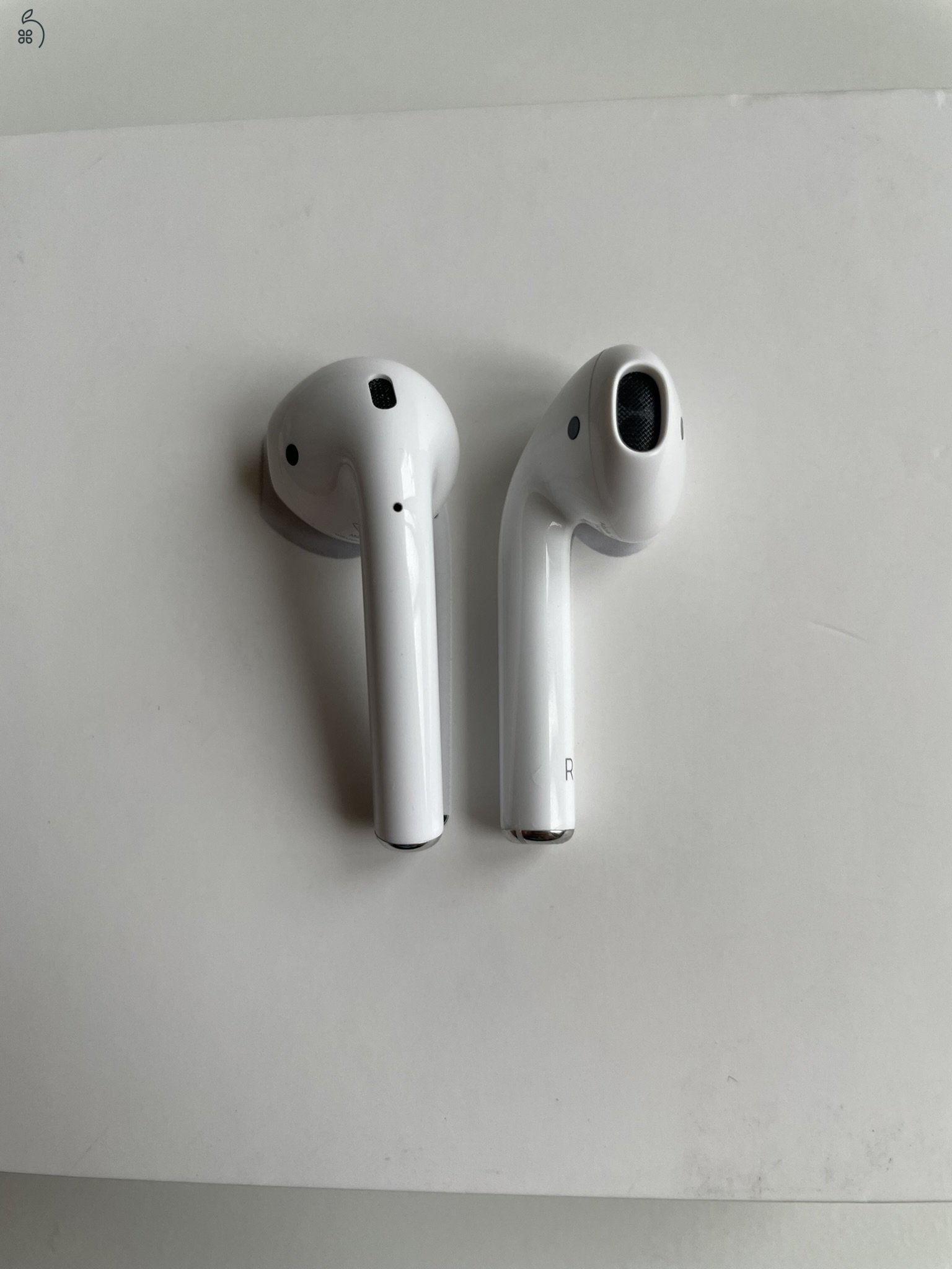 AirPods Lightning töltőtokkal (2. generáció)