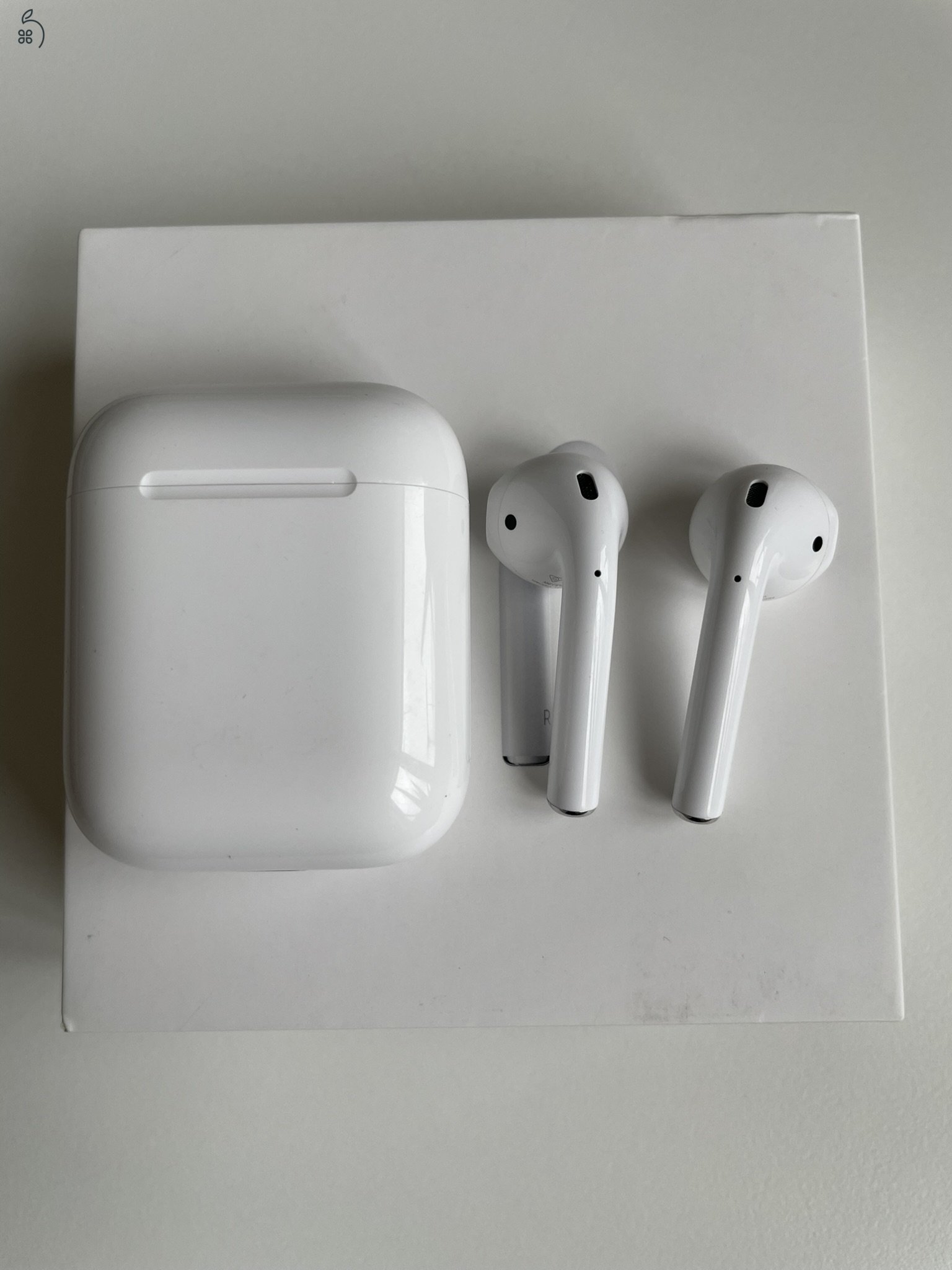 AirPods Lightning töltőtokkal (2. generáció)