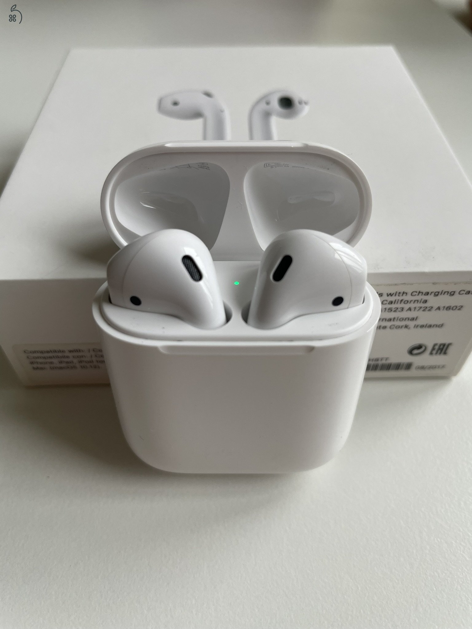 AirPods Lightning töltőtokkal (2. generáció)