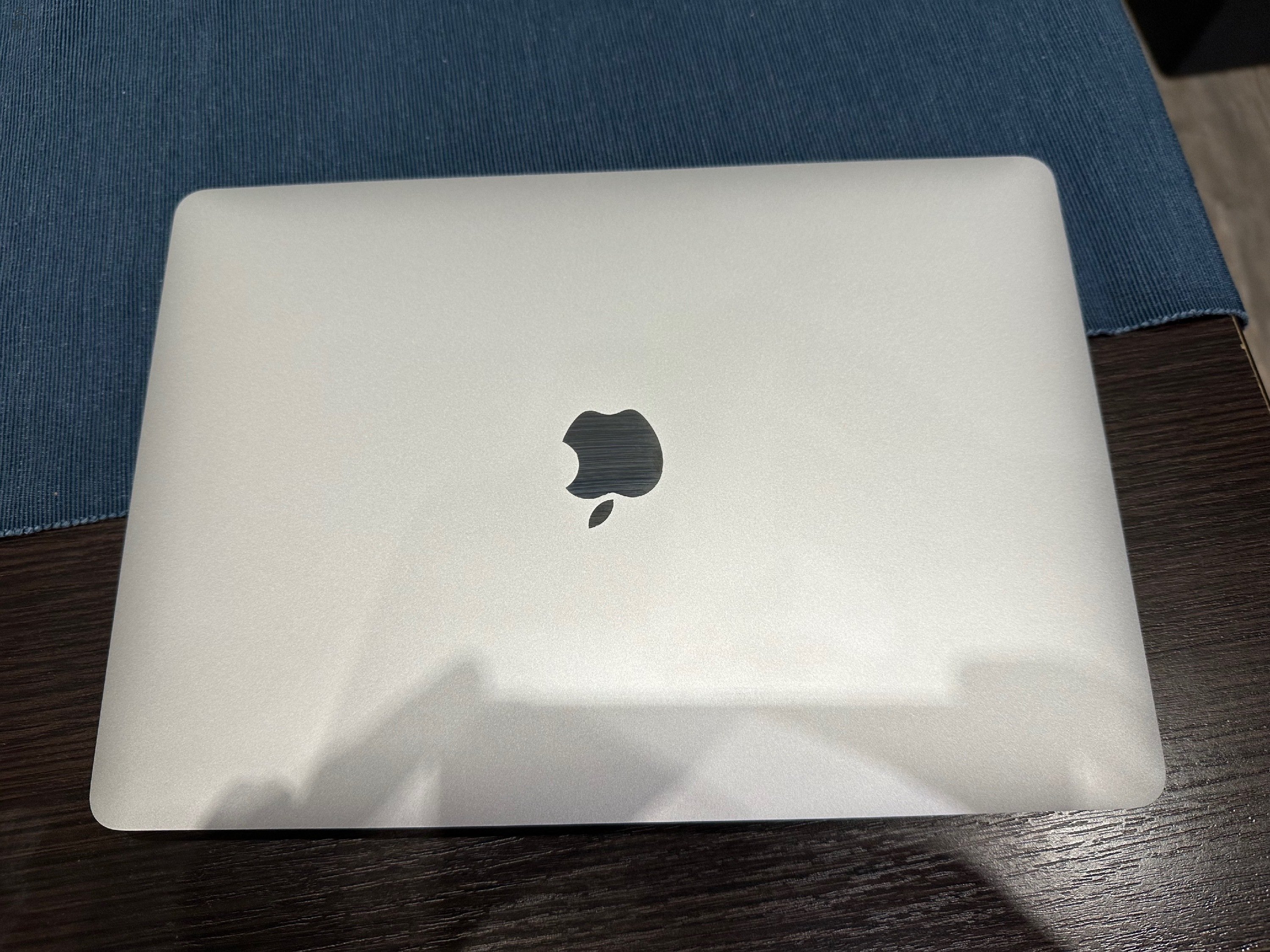 MacBook Air 2020 i3 256gb SSD 8gb ram