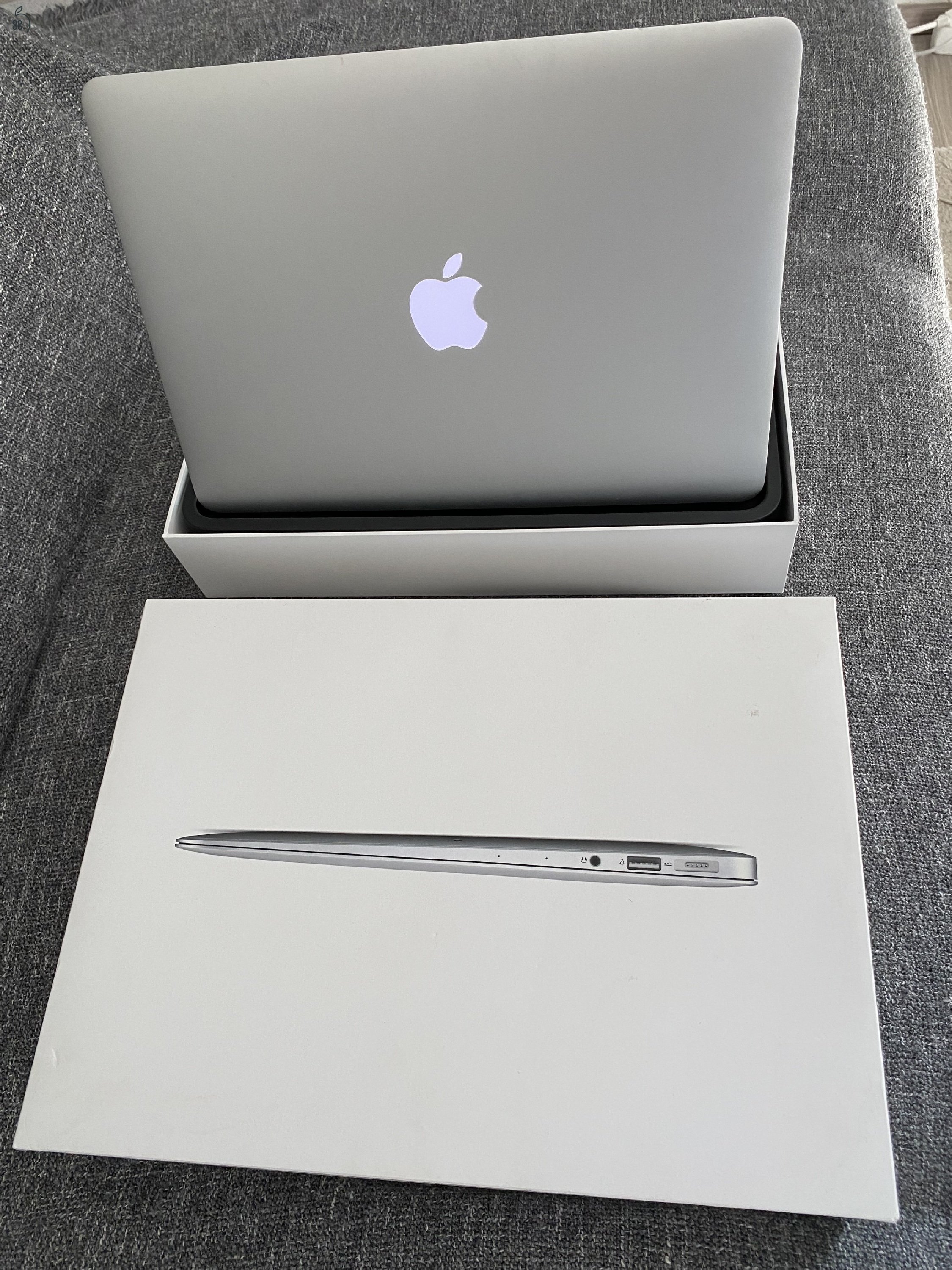 Macbook Air 13” 2017 magyar bill.