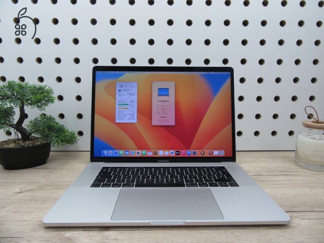 Apple Retina Macbook pro 15 - 2017 - Használt, újszerű