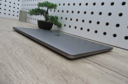 Apple Retina Macbook Pro 15 - 2018 - Használt, újszerű