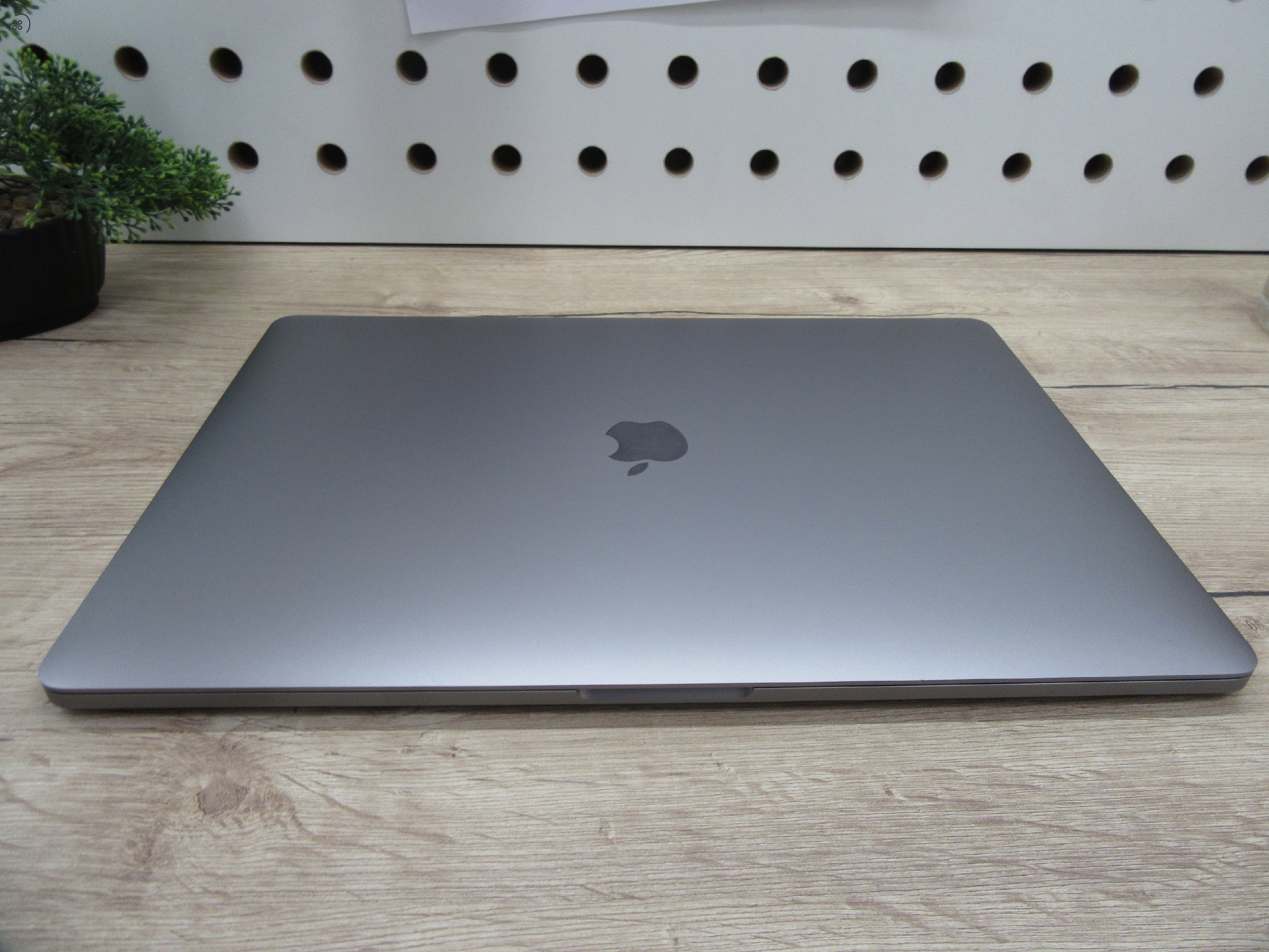 Apple Retina Macbook Pro 15 - 2018 - Használt, újszerű