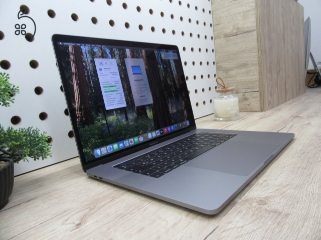 Apple Retina Macbook Pro 15 - 2018 - Használt, újszerű