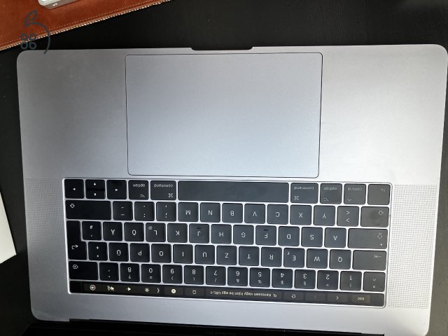 MACBOOK PRO 15' 2016 256GB 16GB I7, fekete DE billes cserélt Bottomcase 52ciklus!