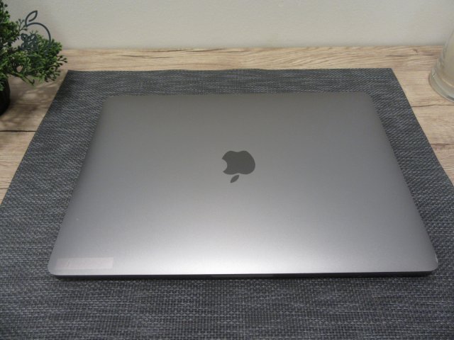 Apple Retina Macbook Pro 13 - 2018 - Használt, megkímélt