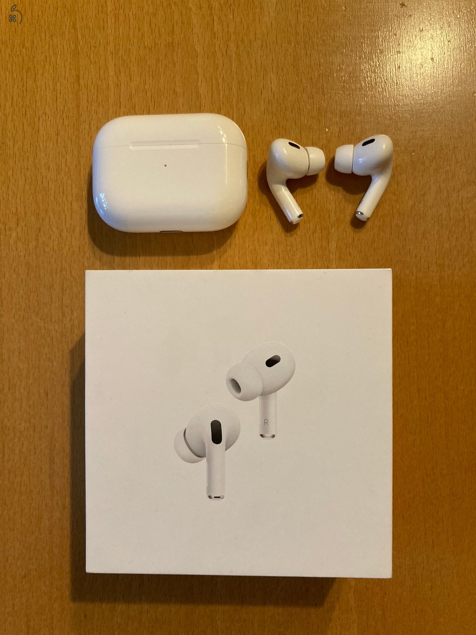 AirPods Pro (Gen 2) MagSafe töltőtokkal