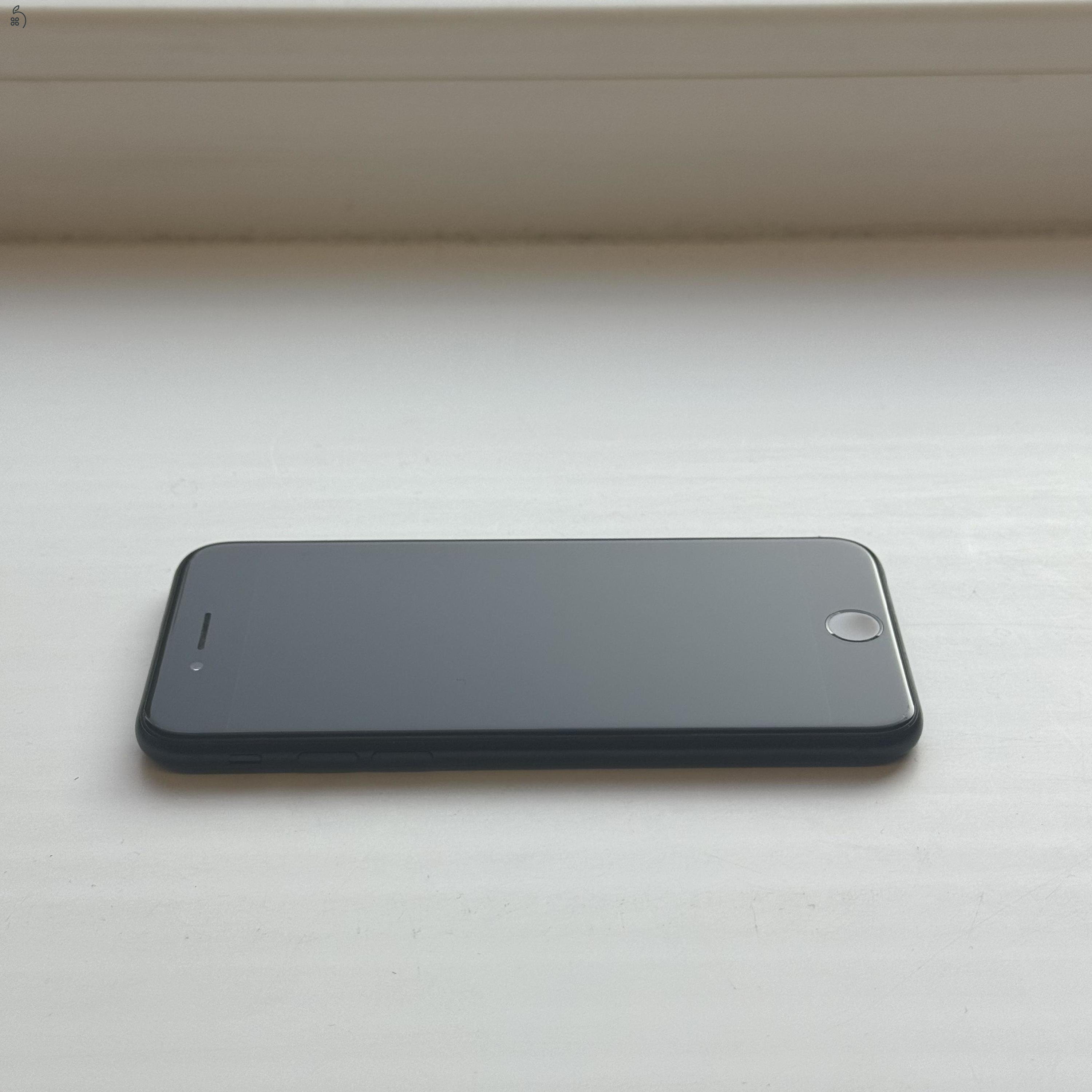 GYÖNYÖRŰ iPhone SE 2020 128GB Black - Kártyafüggetlen, 1 ÉV GARANCIA, 100% Akkumulátor