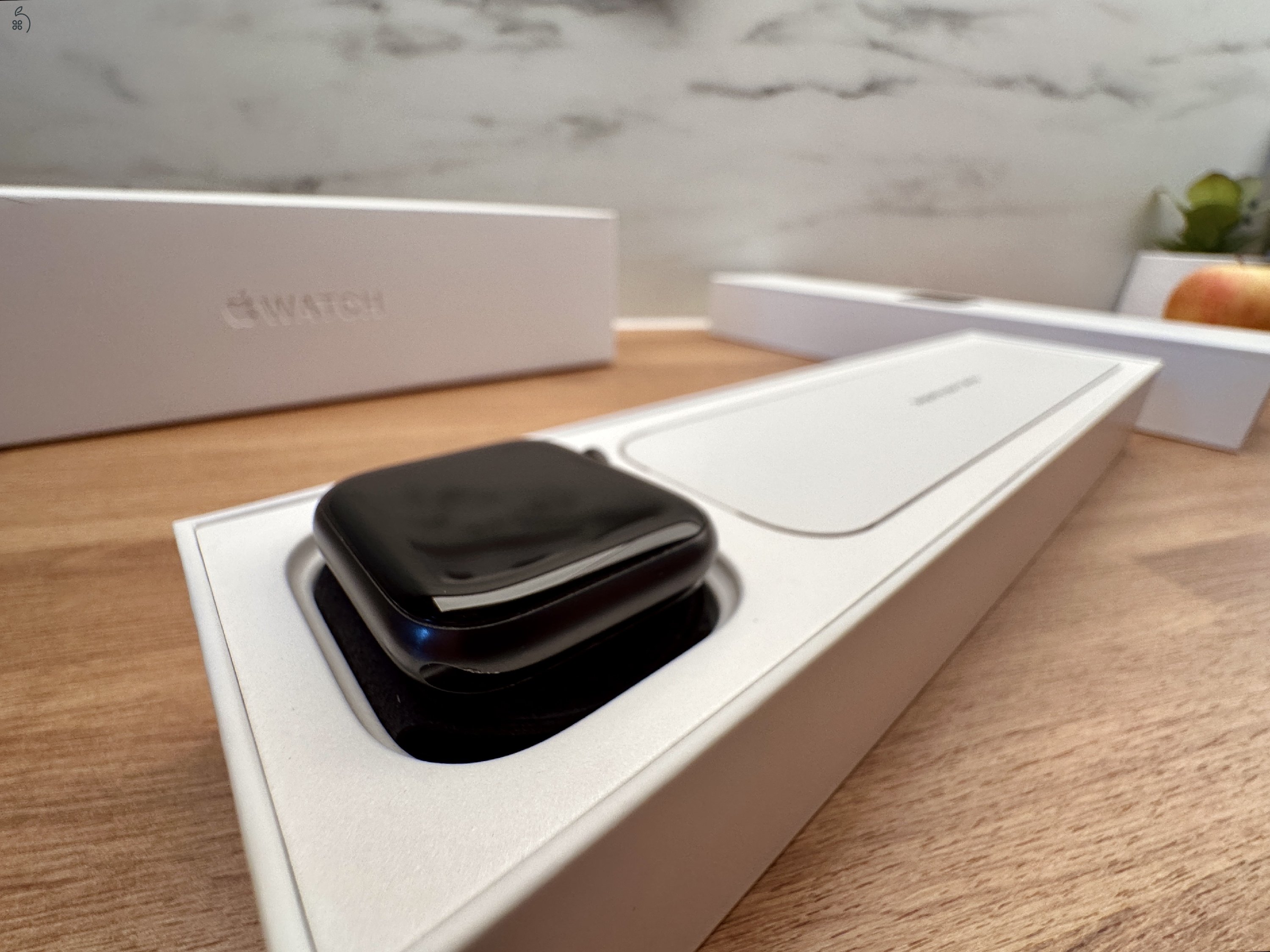 Apple Watch S5 44mm - végig tokban tartott, gyári bontatlan szíjjal