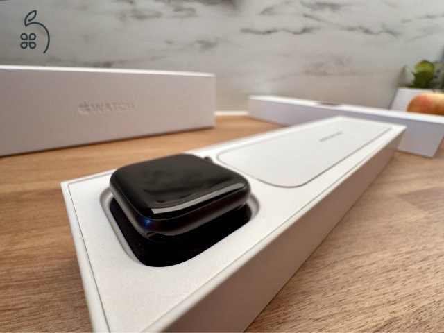 Apple Watch S5 44mm - végig tokban tartott, gyári bontatlan szíjjal