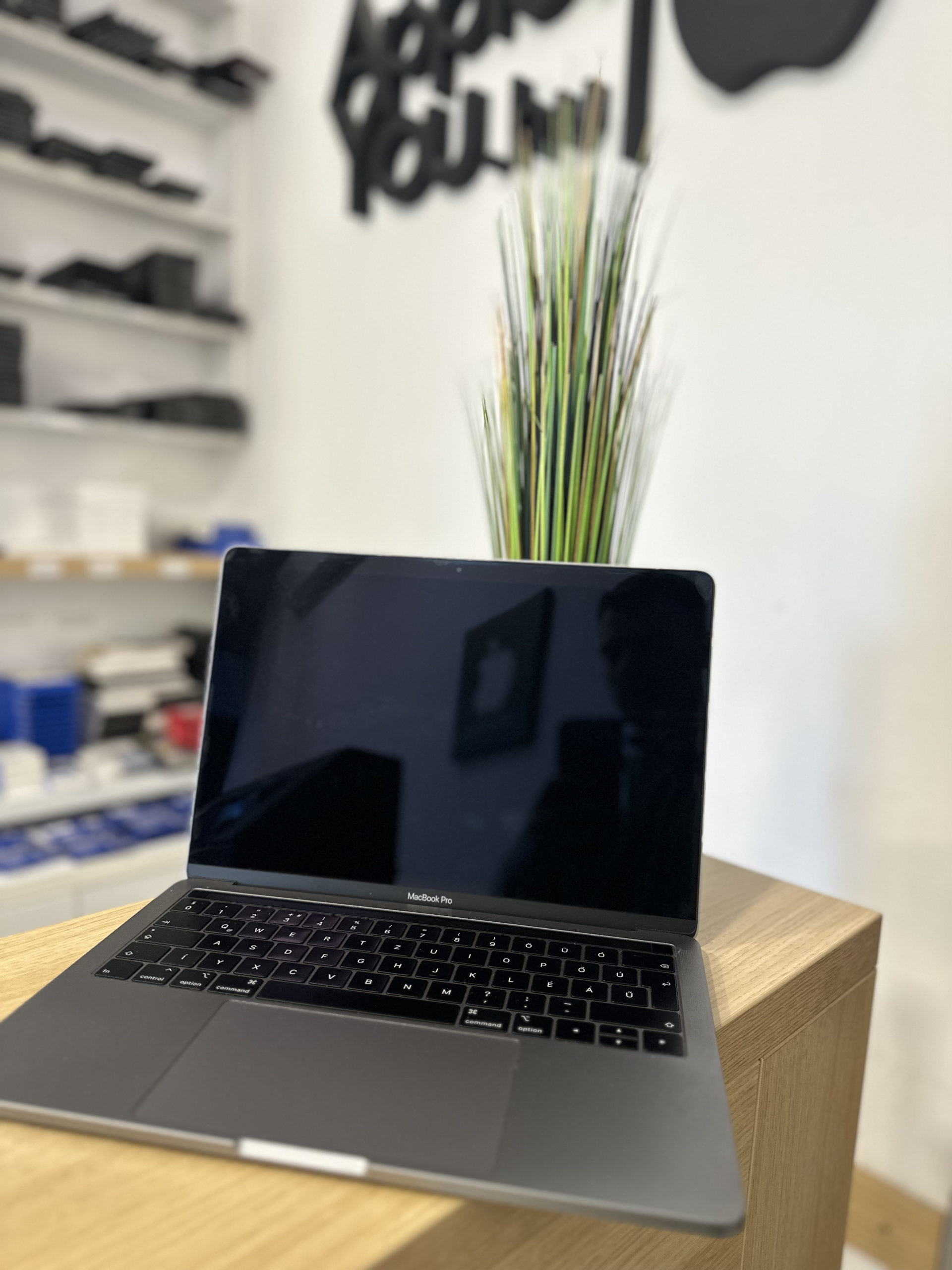 Apple MacBook Pro 13″ 2019 128GB TouchBar Spacegray Használt!