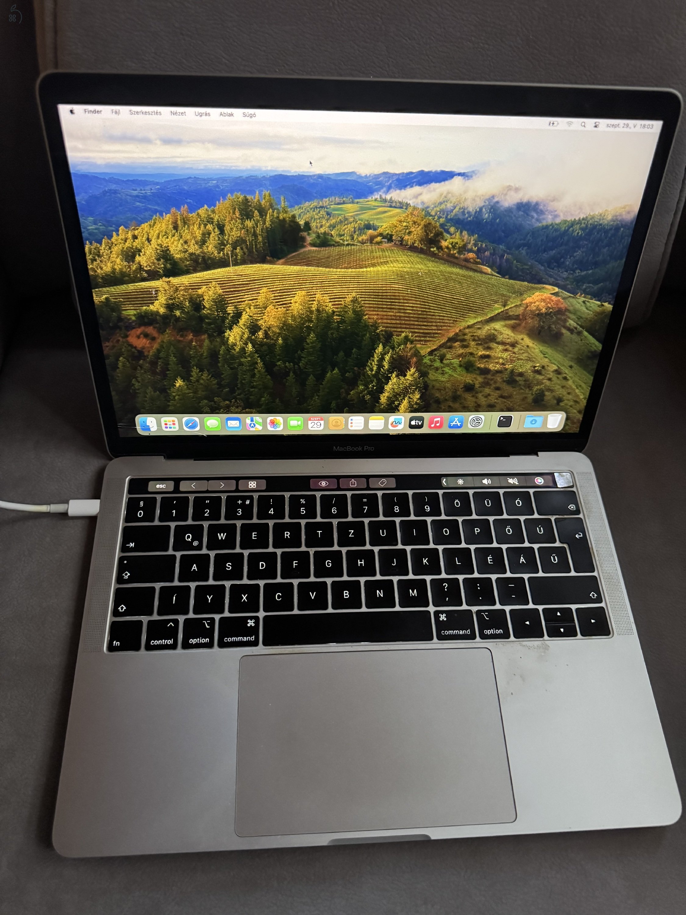 MacBook Pro 13.3 2018 Four Thunderbolt 3 néhány sérüléssel