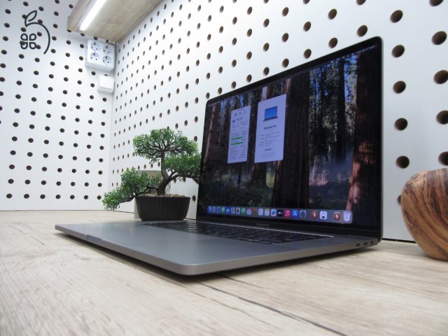 Apple Retina Macbook Pro 16 - 2019 - Használt, megkímélt