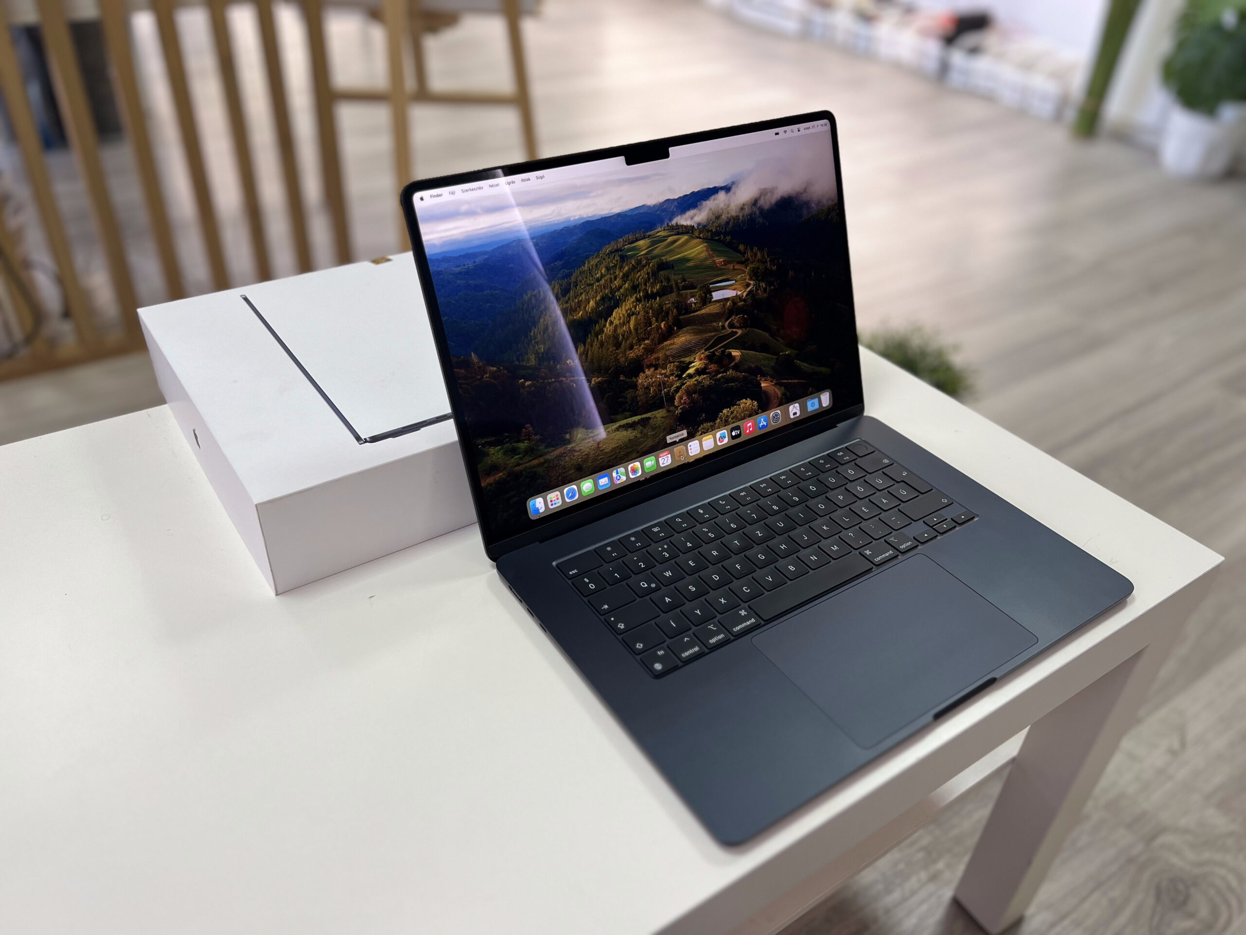 Hibátlan MacBook Air 2023 Midnight M2 13 256GB 1 ÉV Garanciával Számlával Aksi 100%