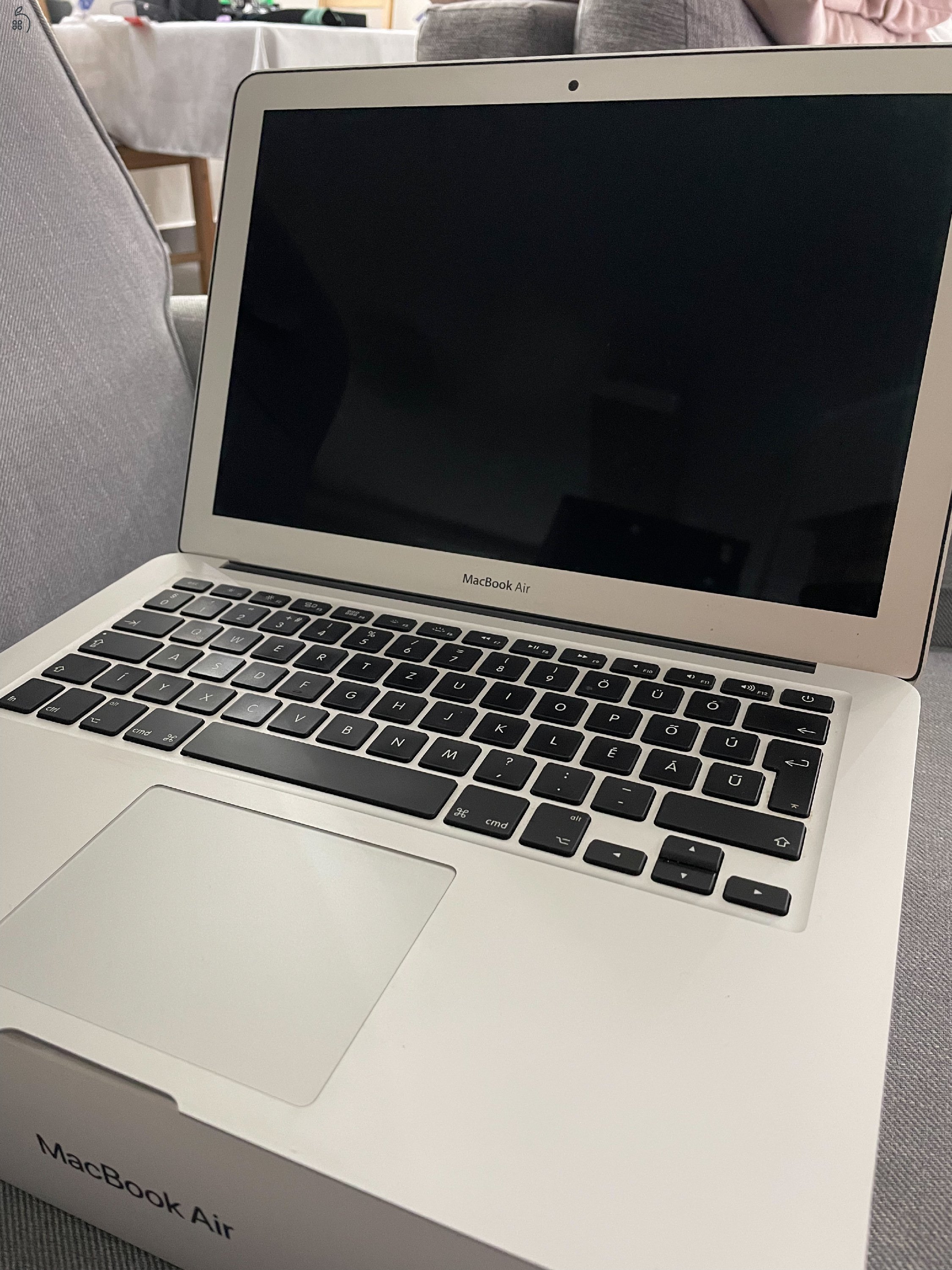 MacBook Air, keveset használt, ajándék tokkal 