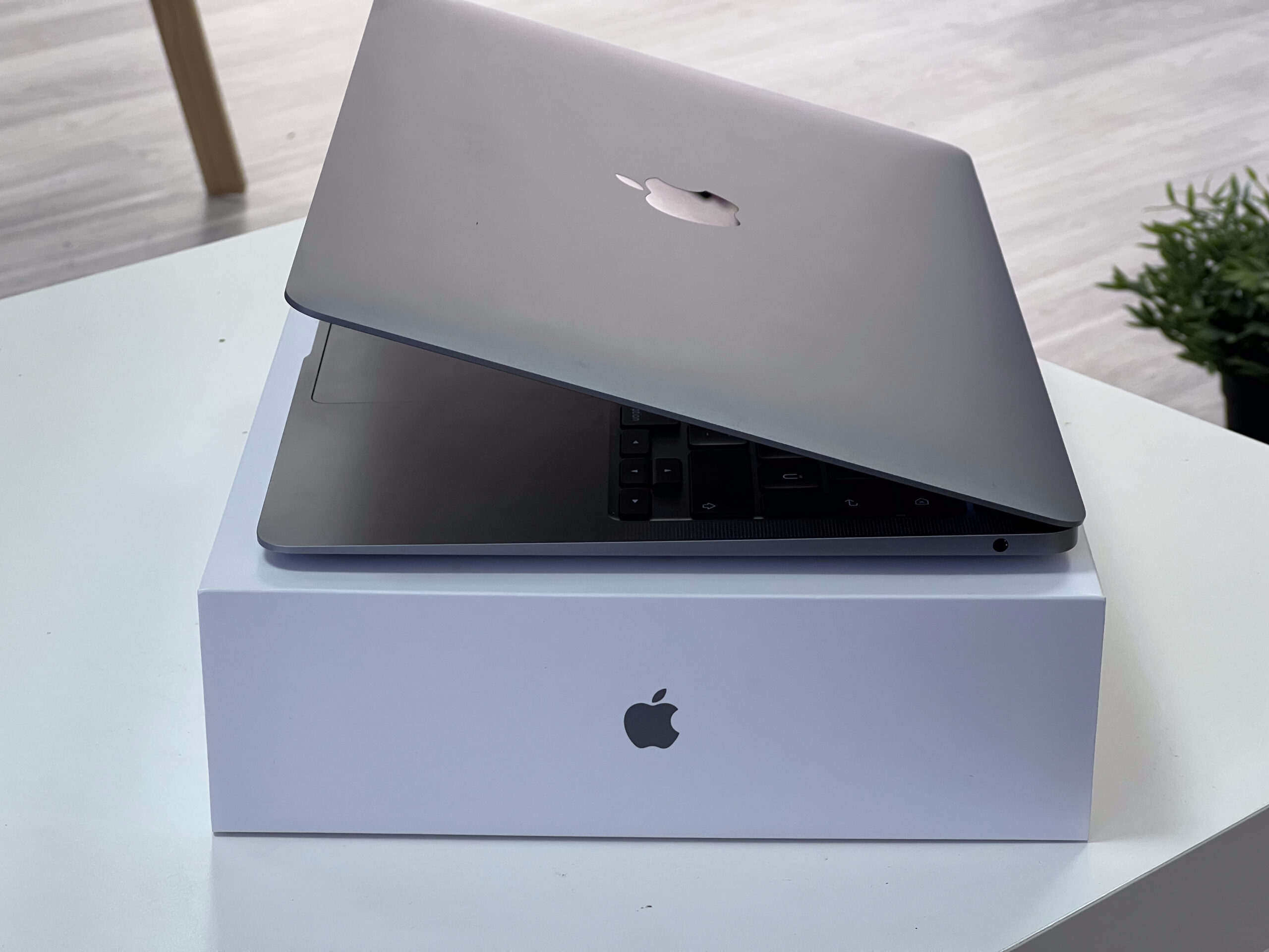 MacBook Air 2020 M1 13 256GB 1 ÉV Garanciával Számlával