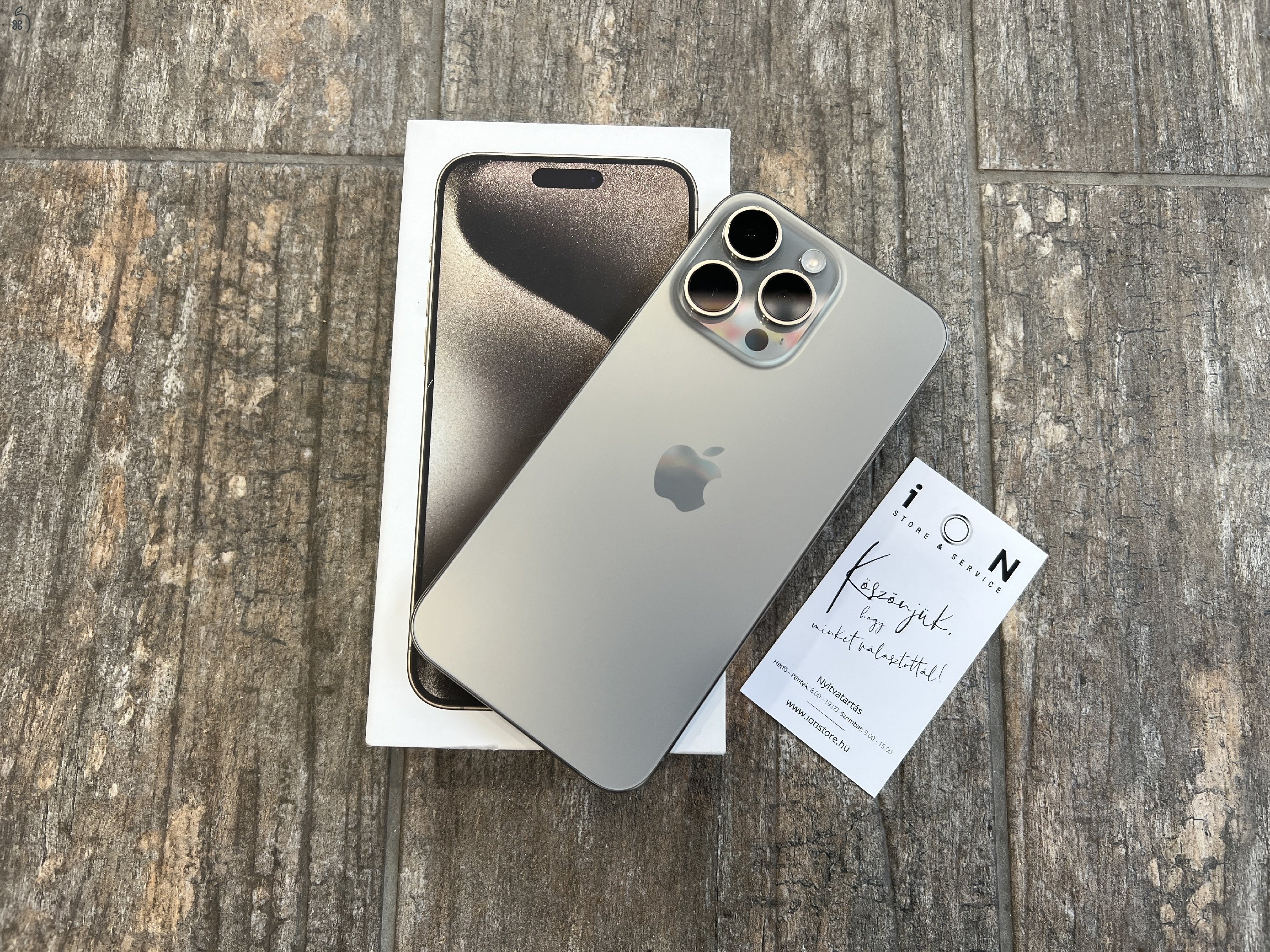 Apple iPhone 15 Pro Max 256GB Újszerű - Natural Titanium - Dobozzal, 1 év iON Store garanciával