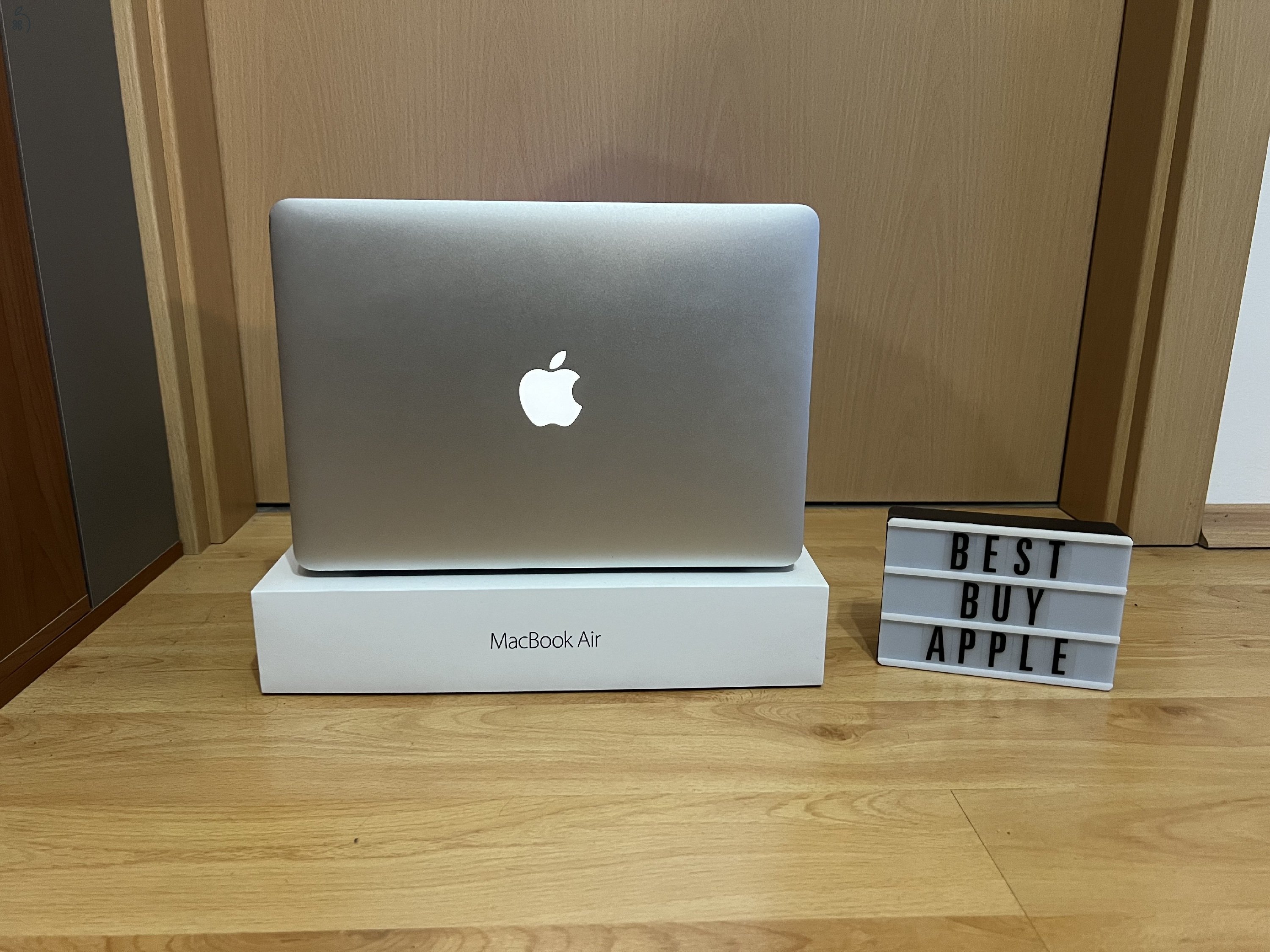 2017 MacBook Air 13 / i5 1.8 GHz / 8GB / 128GB SSD / Magyar / Új Aksi / Korrekt Áron Eladó ! ! !