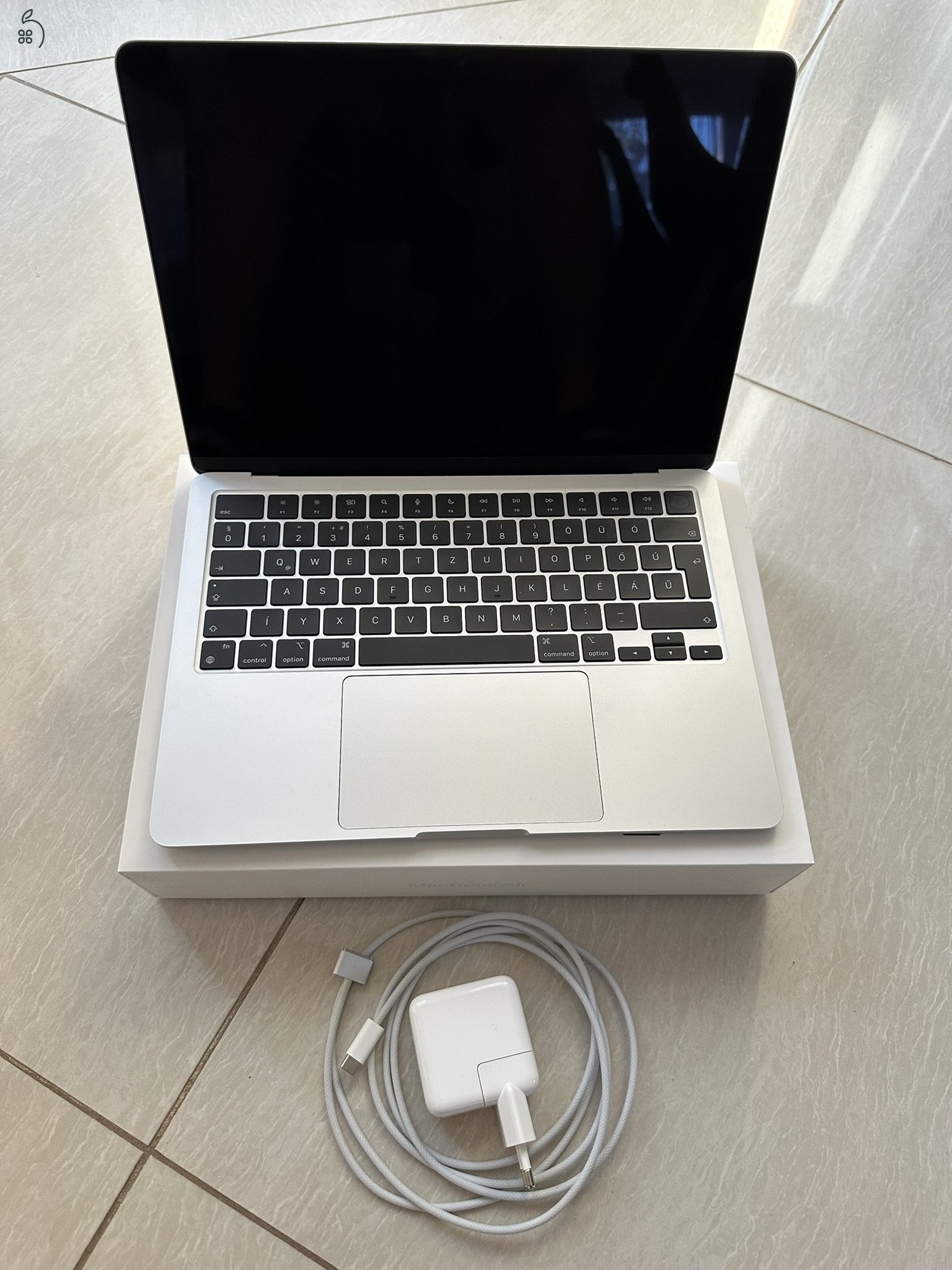 MacBook Air (M2, 2022) 13,6 hüvelykes ezüstszínben 512gb SSD 96 ciklus