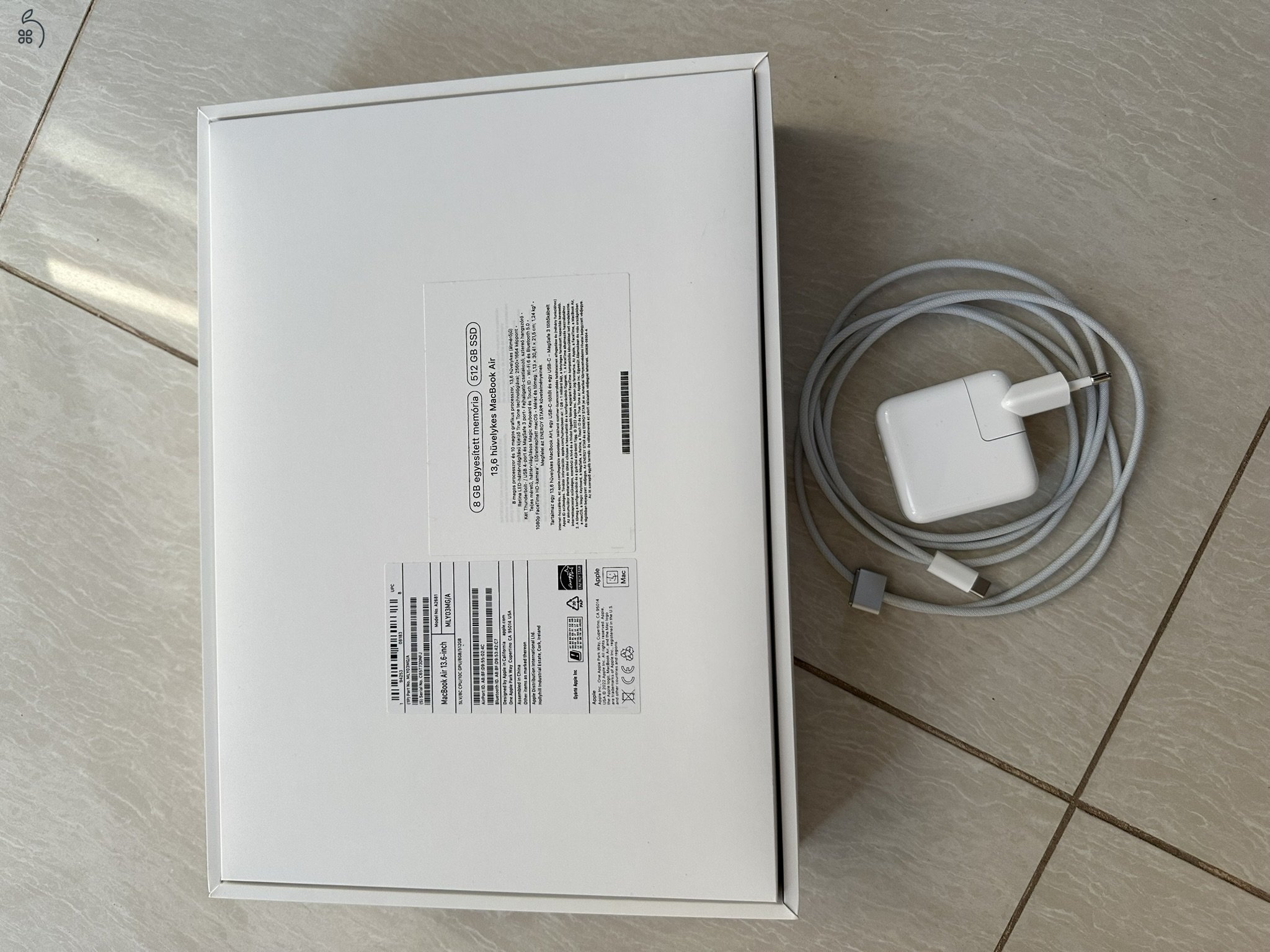 MacBook Air (M2, 2022) 13,6 hüvelykes ezüstszínben 512gb SSD 96 ciklus