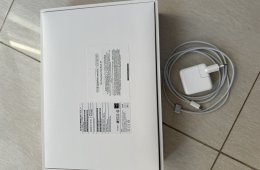 MacBook Air (M2, 2022) 13,6 hüvelykes ezüstszínben 512gb SSD 96 ciklus