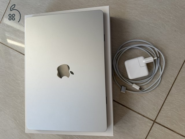 MacBook Air (M2, 2022) 13,6 hüvelykes ezüstszínben 512gb SSD 96 ciklus