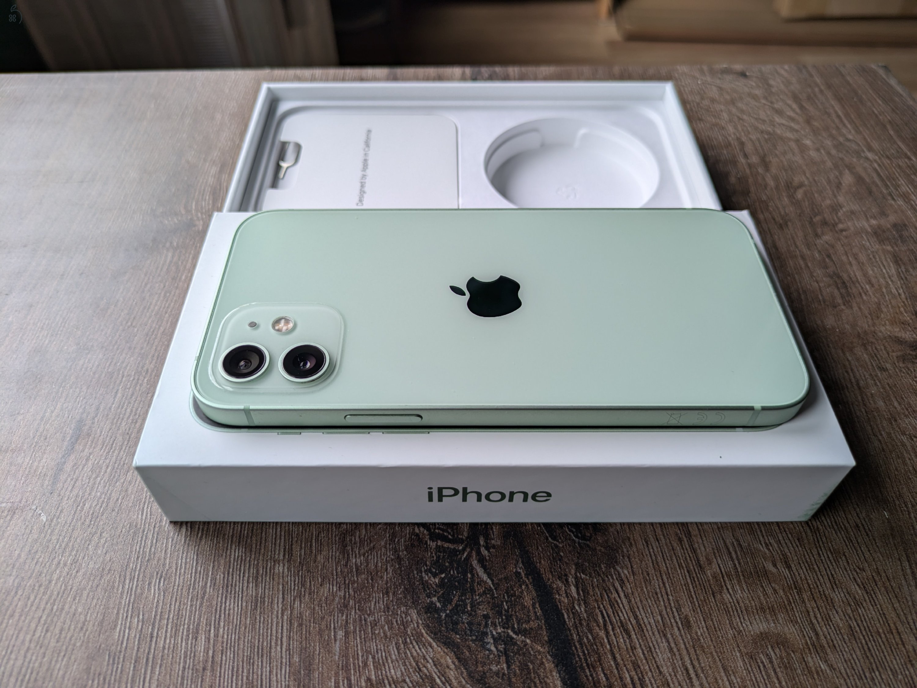 Megkímélt iPhone 12 64GB Menta színben