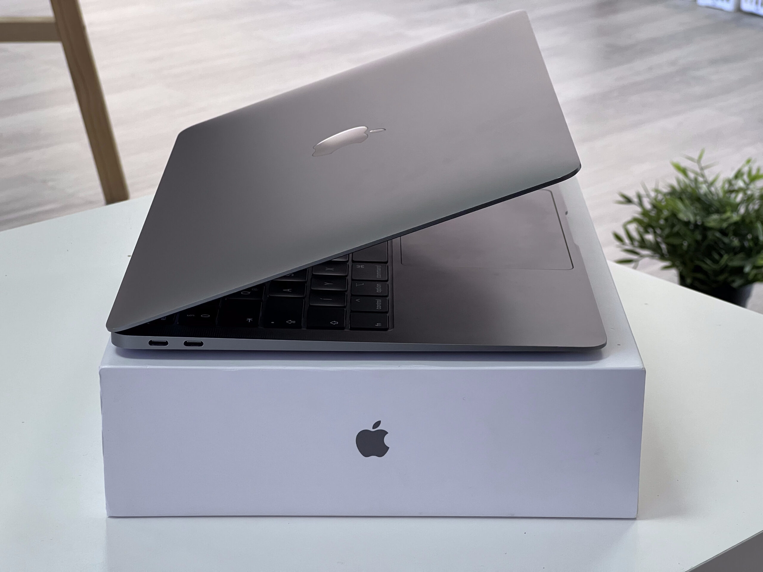 MacBook Air 2019 13 128GB 1 ÉV Garanciával Számlával