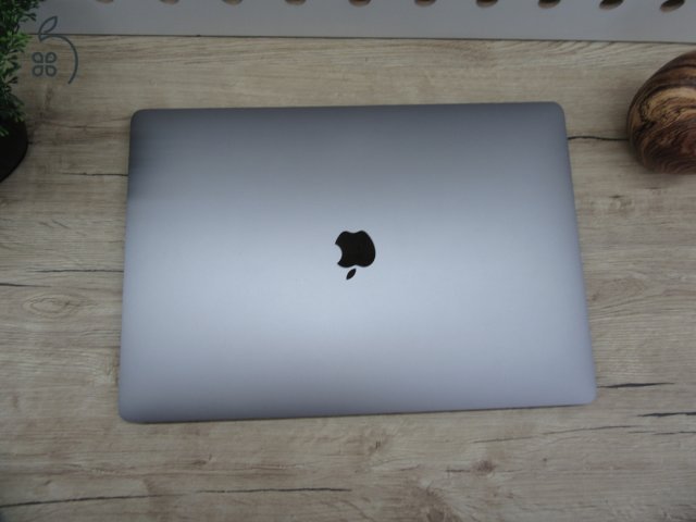 Apple Retina Macbook Pro 16 - 2019 - Használt, karcmentes