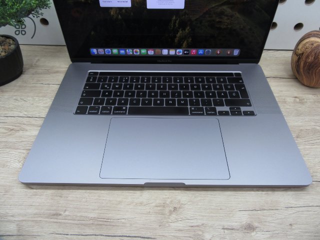 Apple Retina Macbook Pro 16 - 2019 - Használt, karcmentes