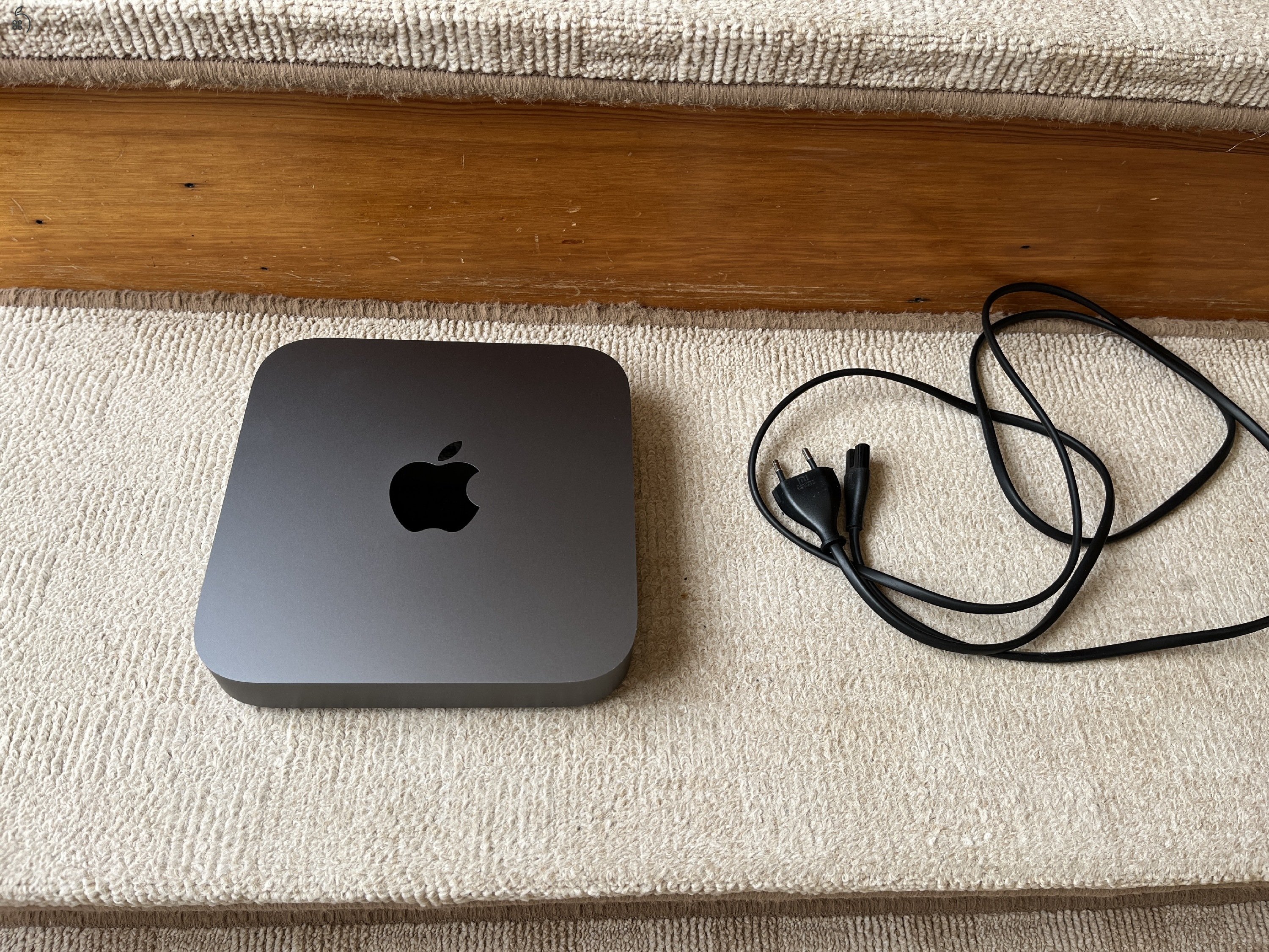 APPLE Mac Mini / 2018 / i5 - 3.0 GHz- 6 magos CPU , 16 GB RAM , 256 GB SSD.