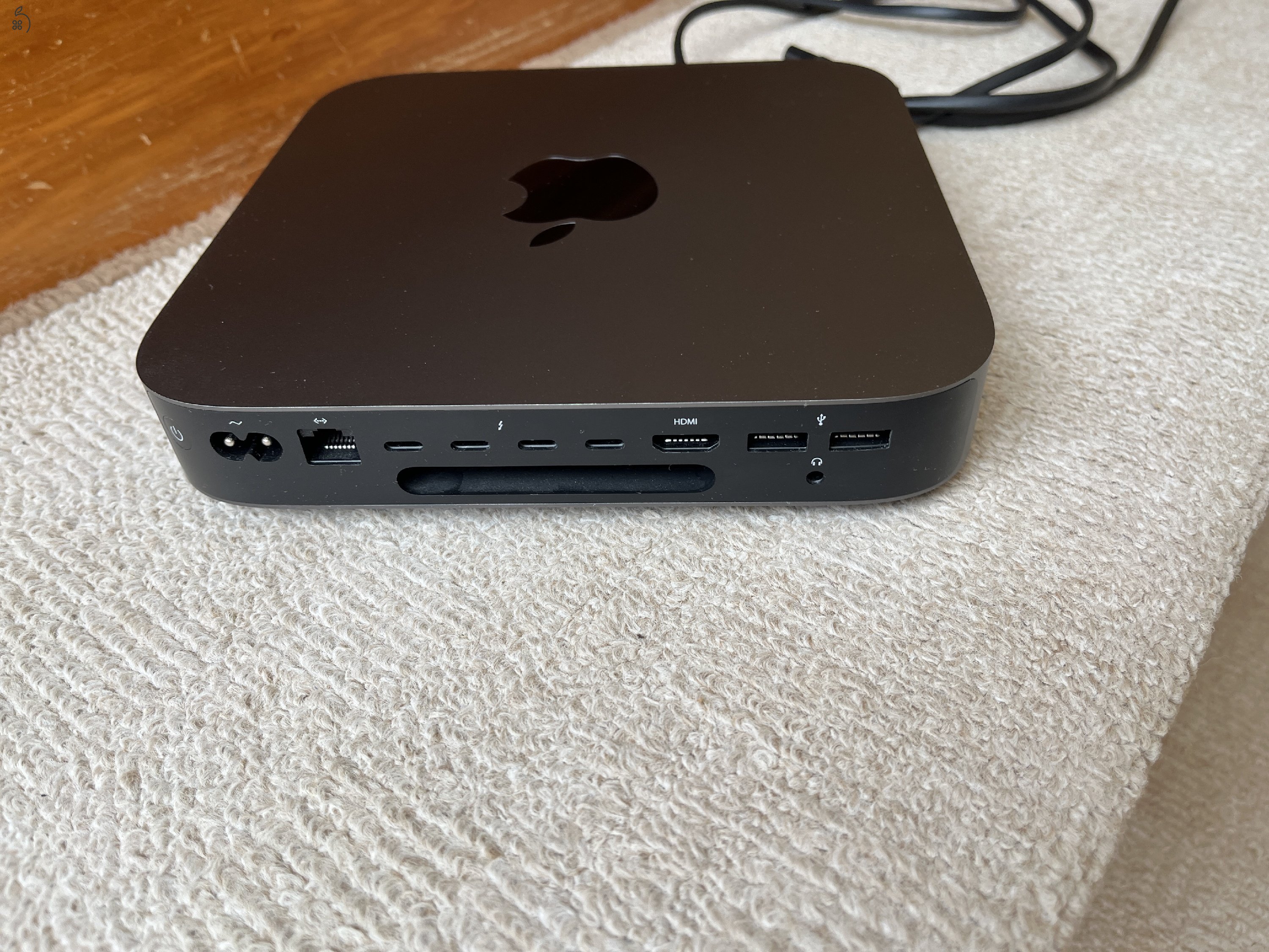 APPLE Mac Mini / 2018 / i5 - 3.0 GHz- 6 magos CPU , 16 GB RAM , 256 GB SSD.