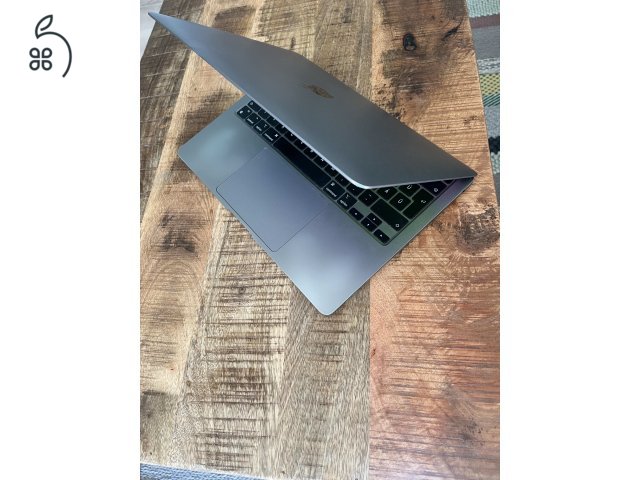  Apple MacBook Air M1 / 256 GB SSD / 8 GB RAM / Space Black