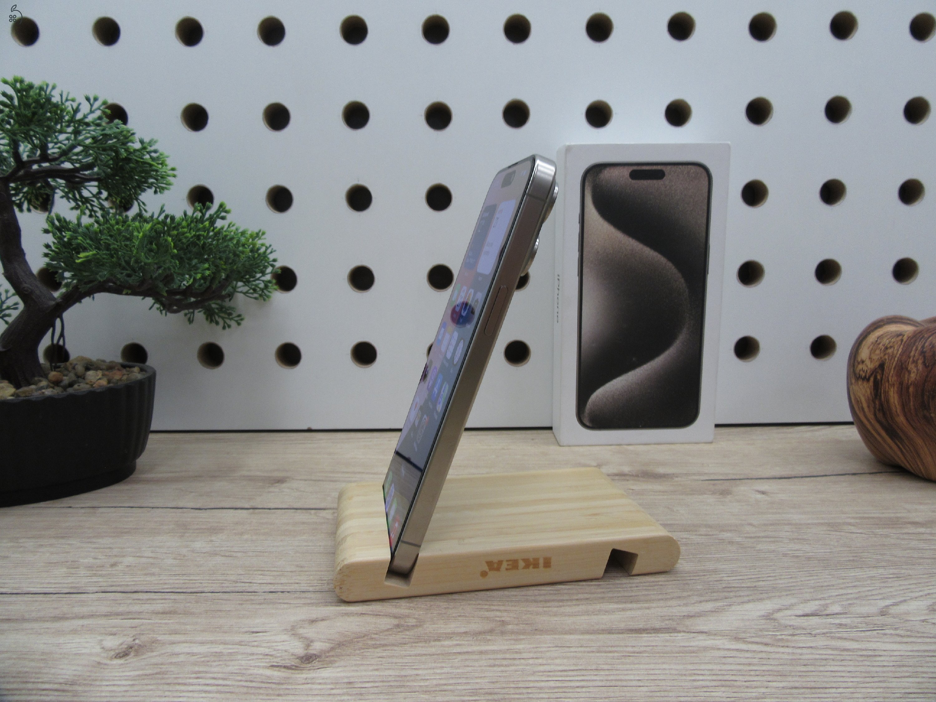 Apple iPhone 15 Pro Max - Natural Titanium - Használt, karcmentes