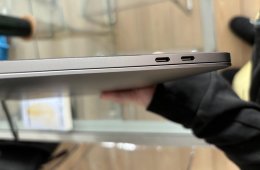 Macbook Pro 2019, 13 inch, Touchbar - kijelzőhibás