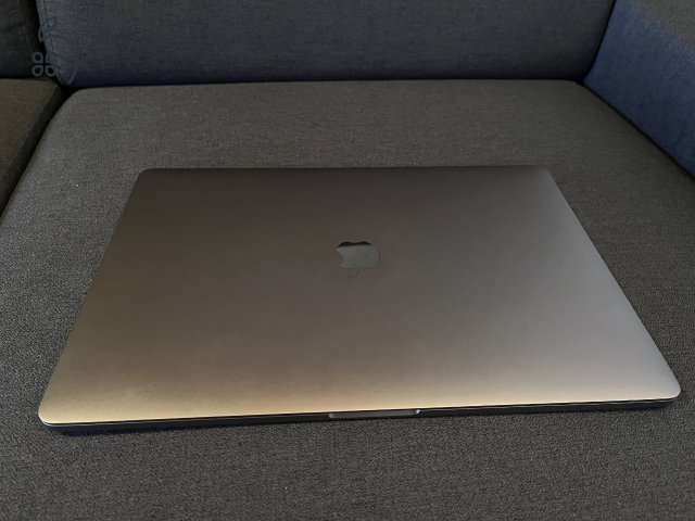 Macbook Pro 15” 32 gb RAM 512 GB SSD 560X