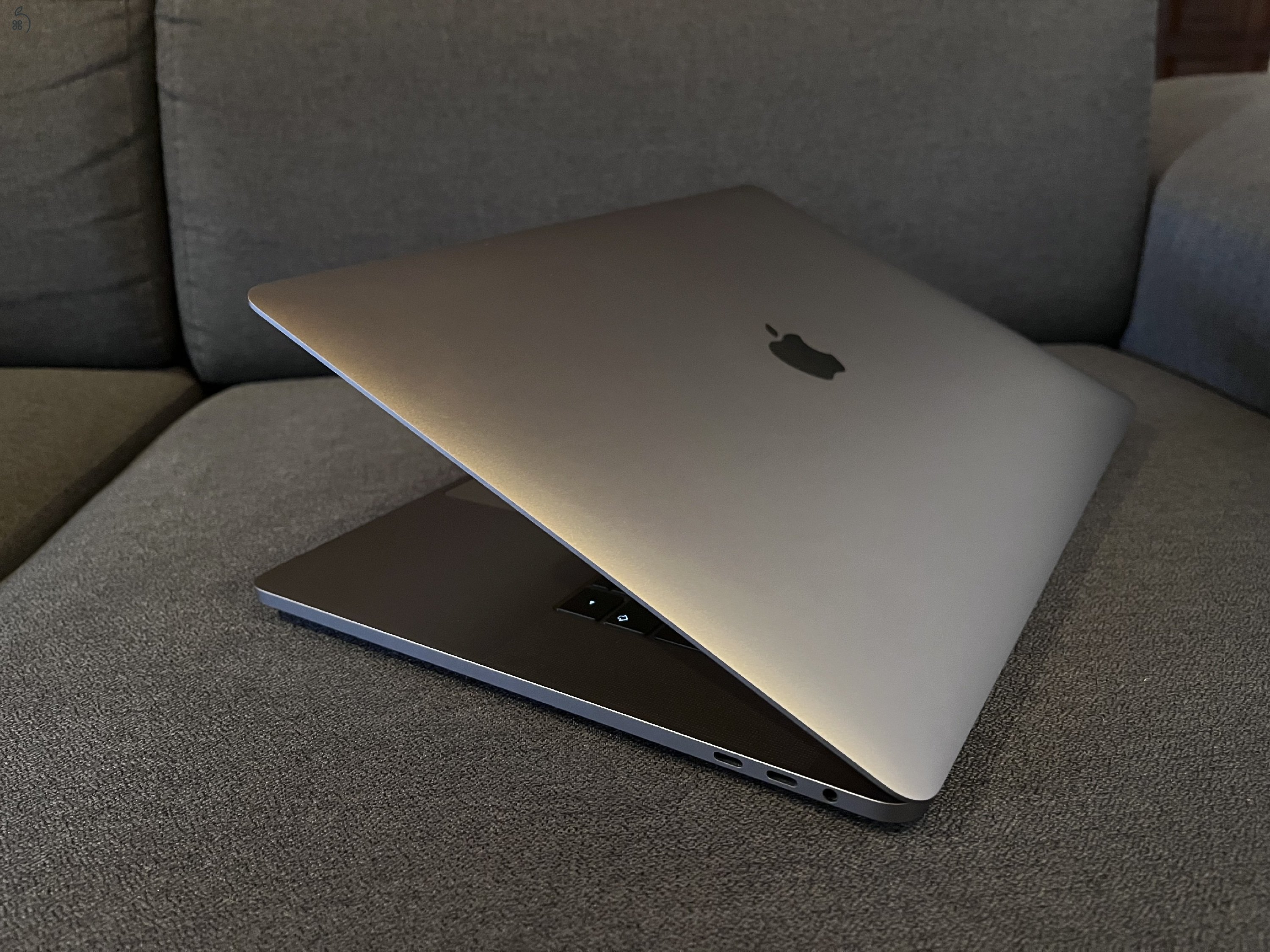 Macbook Pro 15” 32 gb RAM 512 GB SSD 560X