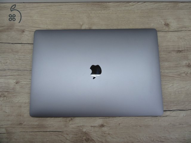 Apple Retina Macbook Pro 15 - 2019 - Használt, megkímélt