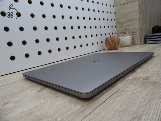 Apple Retina Macbook Pro 16 - 2019 - Használt, megkímélt