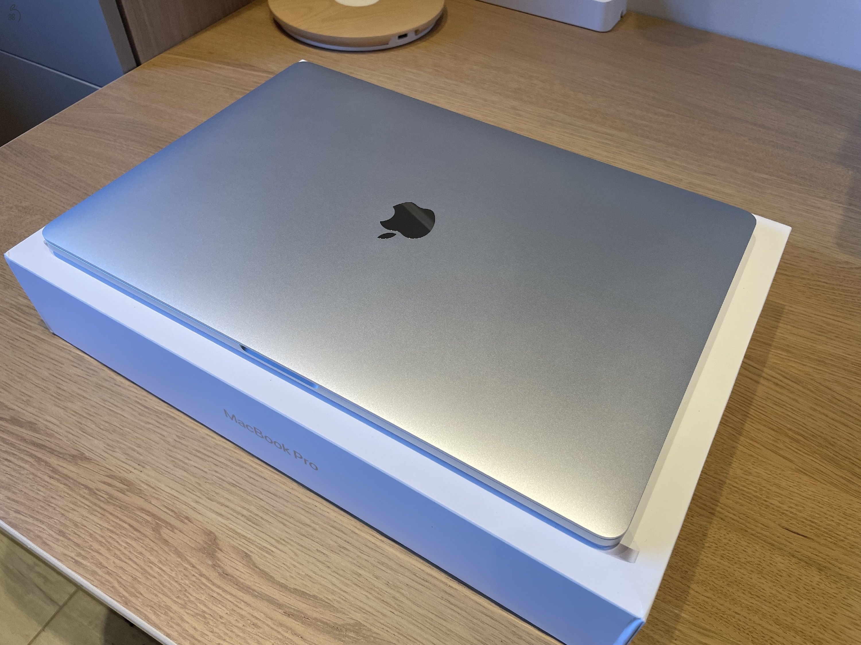 MacBook Pro 16’ 2019 - 2,4 GHZ Nyolcmagos Intel Core i9, 32 GB RAM, 1TB, Angol