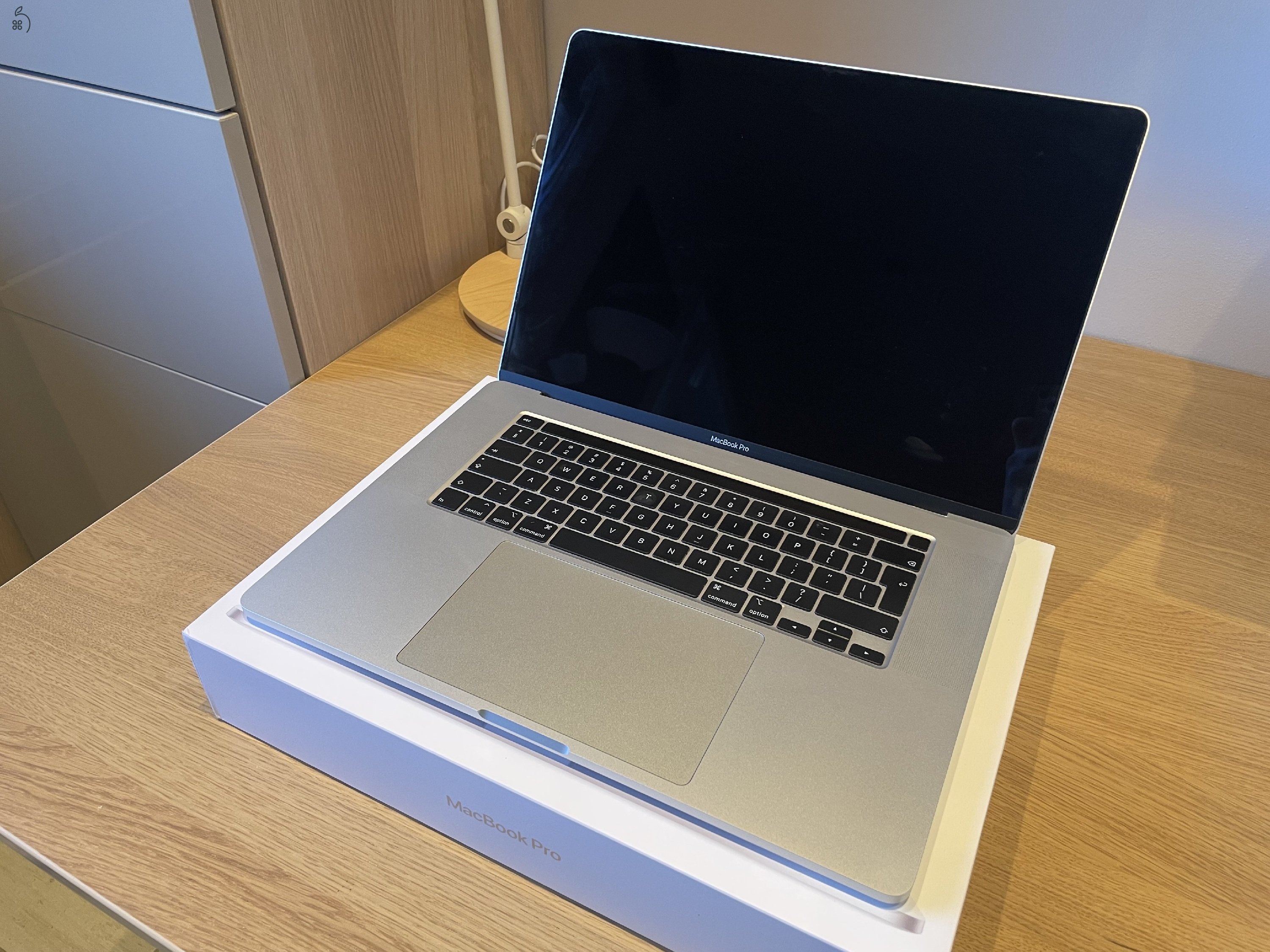 MacBook Pro 16’ 2019 - 2,4 GHZ Nyolcmagos Intel Core i9, 32 GB RAM, 1TB, Angol