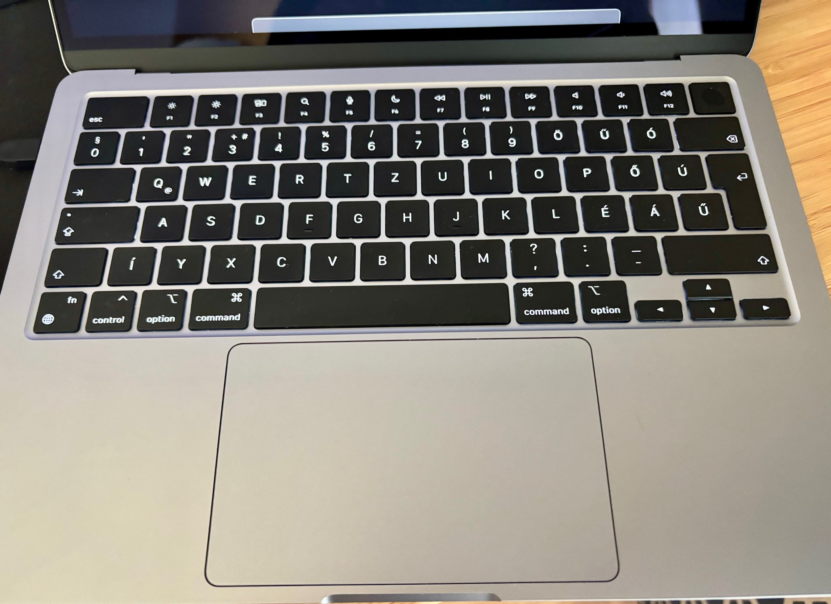 MacBook Air M3, 8/8 256GB SSD, 8GB RAM, Magyar billentyűzet eladó