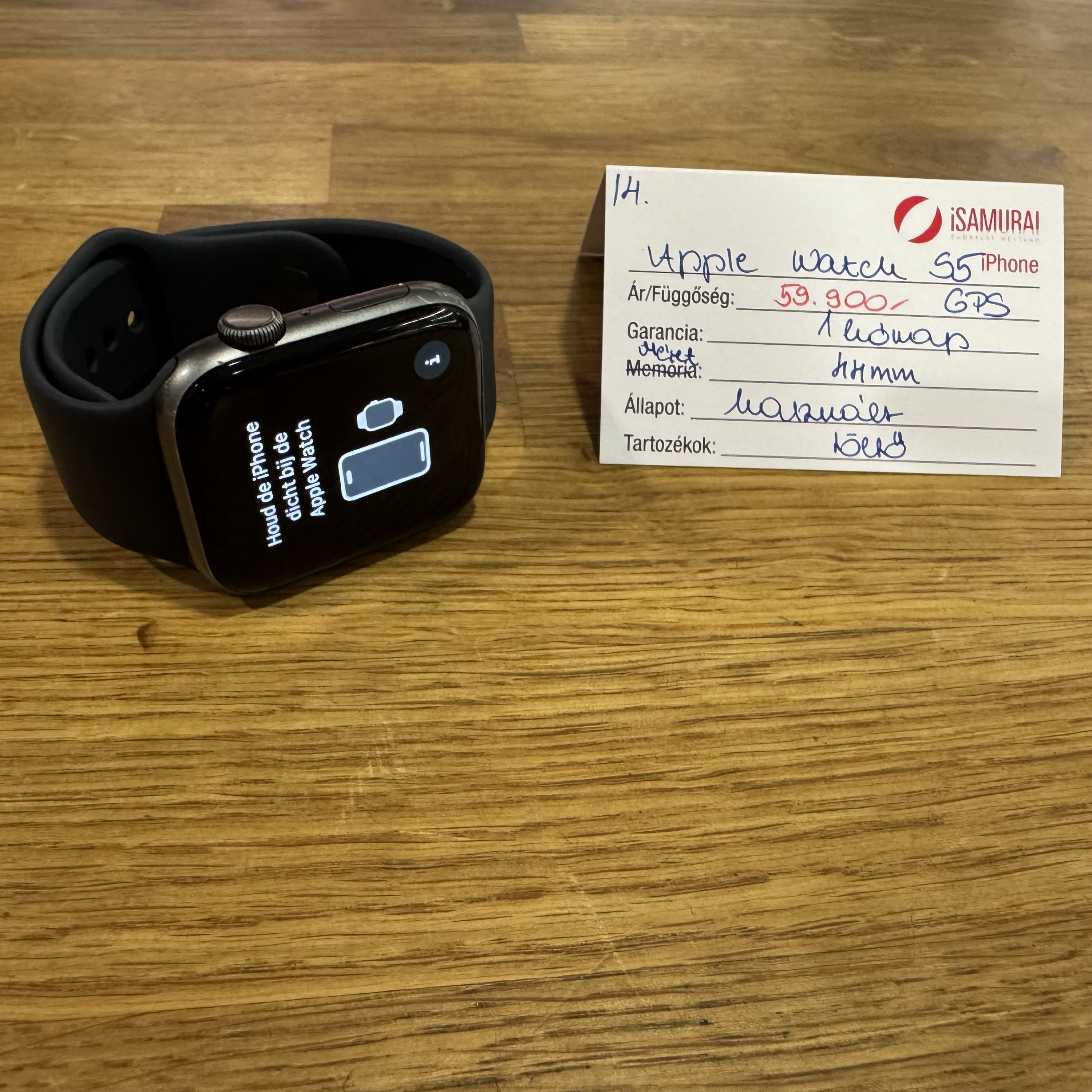 14. Apple Watch Series 5 - 44 mm - GPS - Fekete