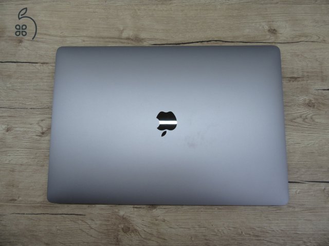 Apple Retina Macbook Pro 16 - 2019 - Használt, megkímélt