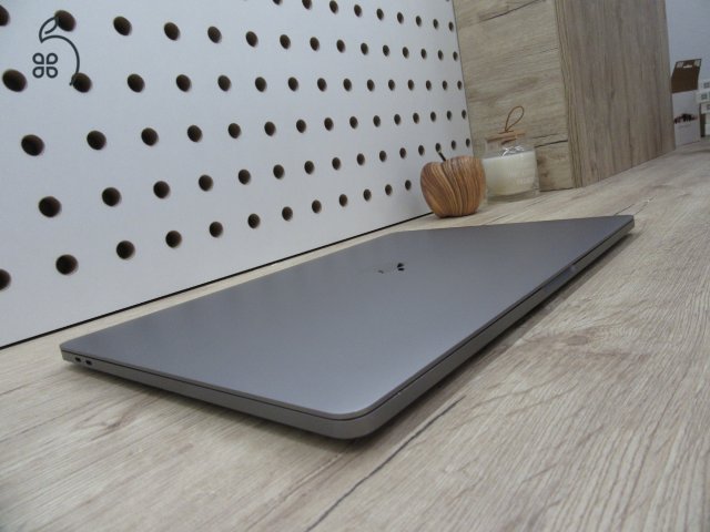  Apple Retina Macbook Pro 16 - 2019 - Használt, megkímélt 