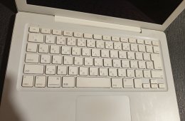 Retro macbook töltővel