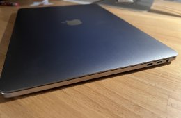 MacBook Pro (13-inch, 2017, Four Thunderbolt 3 Ports