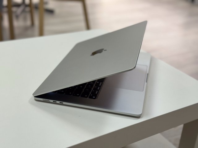 MacBook Air 2024 15 M3 256GB 1 ÉV Garanciával Számlával Aksi 100%